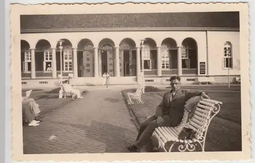 (F20781) Orig. Foto Norderney, Herr sitzt vor Kurhotel 1937
