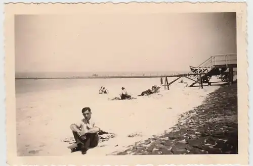 (F20780) Orig. Foto Norderney, Herr sitzt am Strand 1937