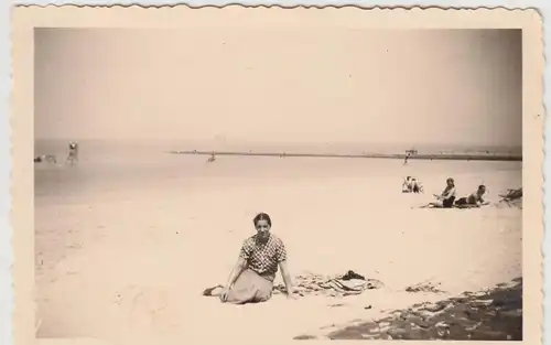 (F20778) Orig. Foto Norderney, Frau sitzt am Strand 1937