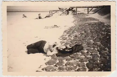 (F20777) Orig. Foto Norderney, Herr schläft am Strand 1937