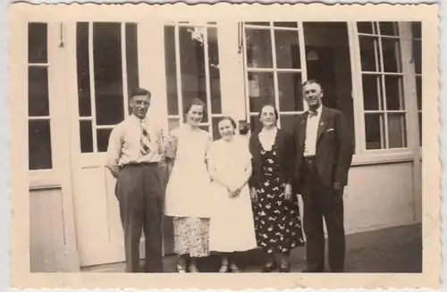 (F20776) Orig. Foto Norderney, Personen vor einer Pension 1937