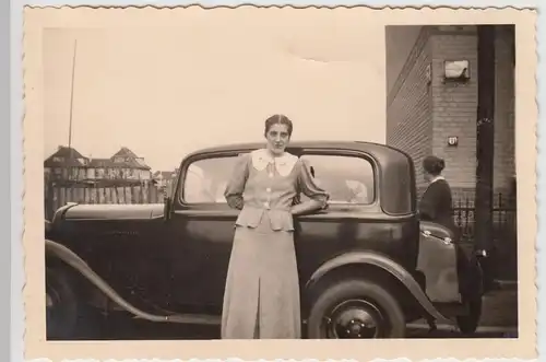 (F20770) Orig. Foto Celle, Frau steht am Automobil a.d. Straße 1937