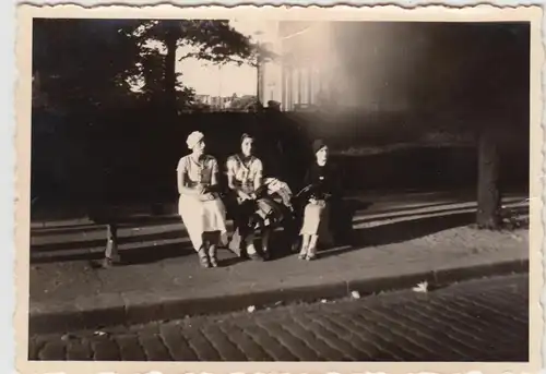 (F20763) Orig. Foto Hamburg, Frauen sitzen an der Straße 1936