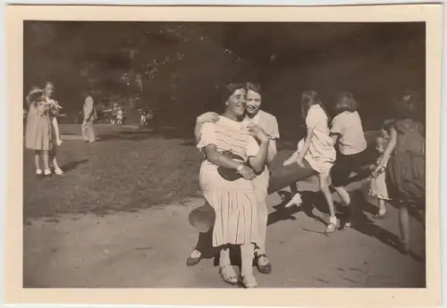 (F20758) Orig. Foto Bremerhaven, Frauen u. Kinder auf Wippe im Bürgerpark 1936