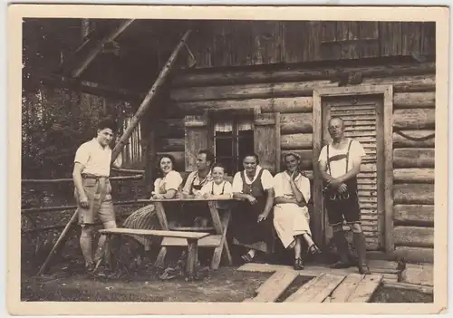 (F20753) Orig. Foto Personen an der Almhütte >Holzbrennerhütte< 1939