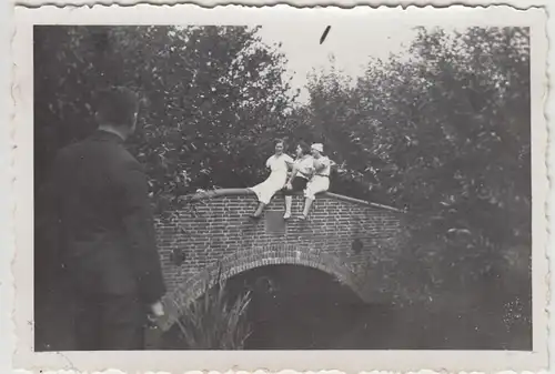 (F20746) Orig. Foto Leiden, junge Frauen auf Brücke im Park Leidse Hout 1934