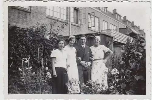 (F20747) Orig. Foto Leiden, Personen stehen im Garten d. Merelstraat 42, 1934