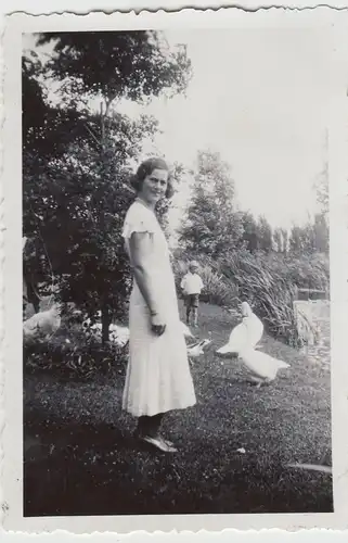 (F20745) Org. Foto Leiden, junge Frau u. Gänse am Teich im Park Leidse Hout 1934