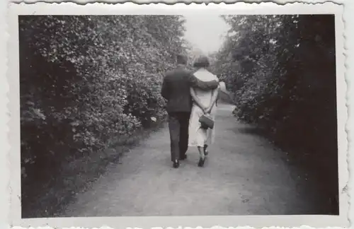 (F20744) Orig. Foto Leiden, junges Paar spaziert im Park Leidse Hout 1934