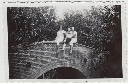 (F20741) Orig. Foto Leiden, junge Frauen auf Brücke im Park Leidse Hout 1934