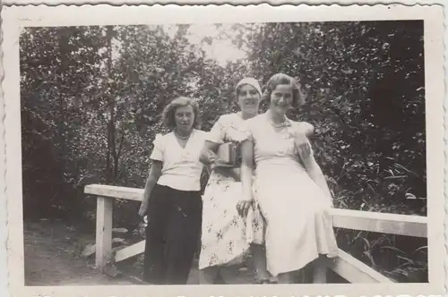 (F20740) Orig. Foto Leiden, junge Frauen am Geländer im Park Leidse Hout 1934