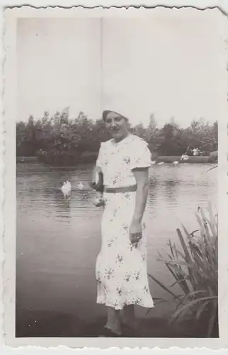 (F20739) Orig. Foto Leiden, junge Frau am Teich in Leidse 1934