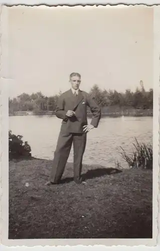 (F20738) Orig. Foto junger Mann Fritz an einem Teich i. Holland 1933