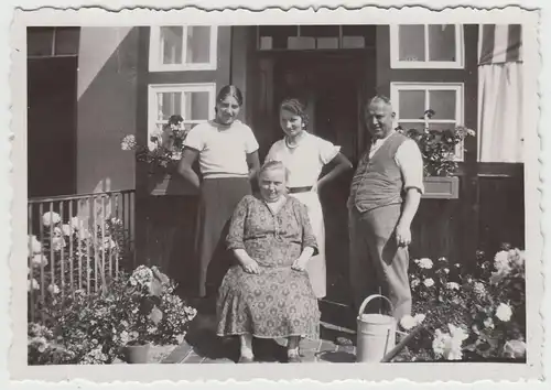 (F20735) Orig. Foto Personen im Garten am Hauseingang, Bremen 1933