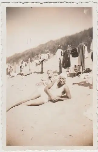 (F20731) Orig. Foto Katwijk aan Zee, junge Frau am Strand 1933