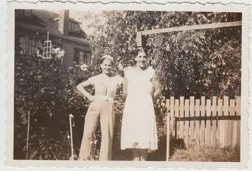 (F20728) Orig. Foto Leiden, junge Frauen stehen im Garten 1933, Merelstraat 42