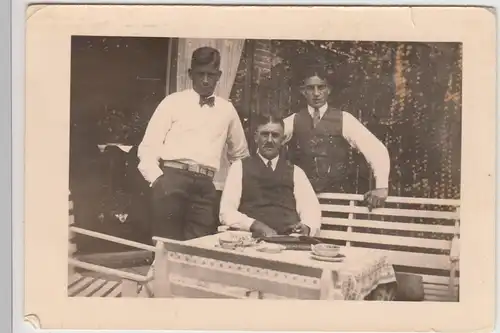 (F20727) Orig. Foto Personen sitzen im Garten 1933