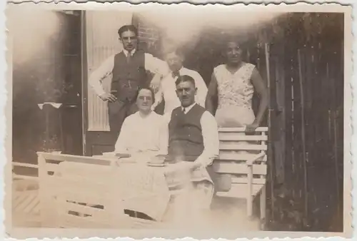 (F20721) Orig. Foto Personen sitzen im Garten 1932
