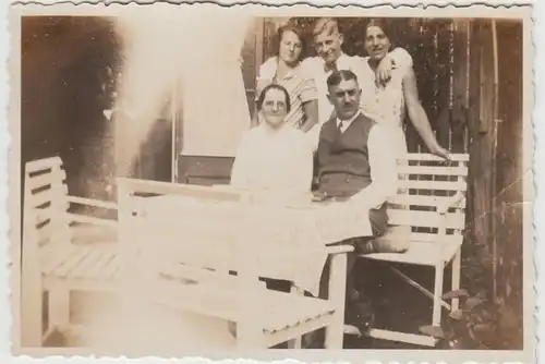 (F20720) Orig. Foto Personen sitzen im Garten 1932