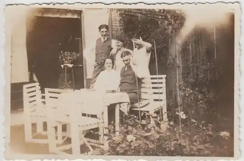 (F20719) Orig. Foto Personen sitzen im Garten 1932