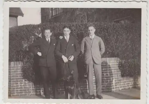 (F20718) Orig. Foto junge Männer mit Hund im Freien 1933