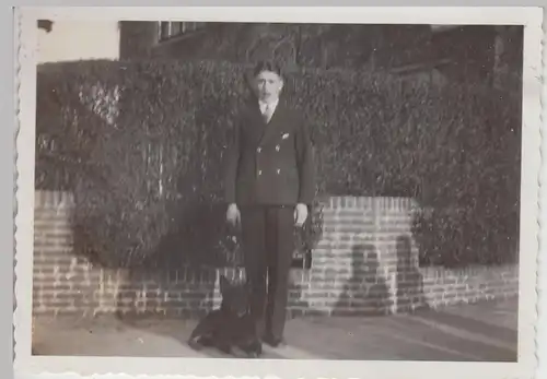 (F20717) Orig. Foto junger Mann mit Hund im Freien 1933