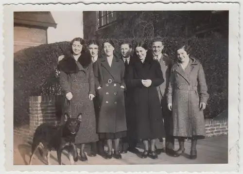 (F20715) Orig. Foto Personen mit Hund im Freien 1933