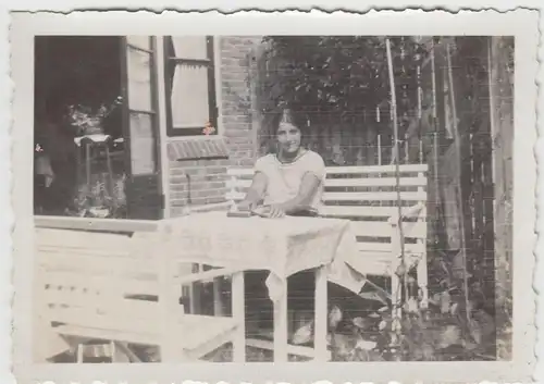 (F20712) Orig. Foto Leiden, junge Frau sitzt im Garten 1932, Merelstraat 42