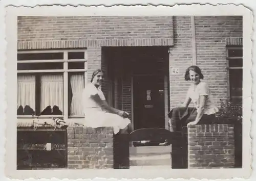 (F20711) Orig. Foto Leiden, junge Damen am Haus 42, Merelstraat 1932