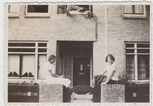 (F20708) Orig. Foto Leiden, junge Damen am Haus 42 i.d. Merelstraat 1932