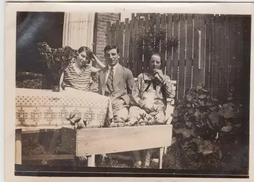 (F20706) Orig. Foto Leiden, Personen sitzen im Garten 1930, Merelstraat 42