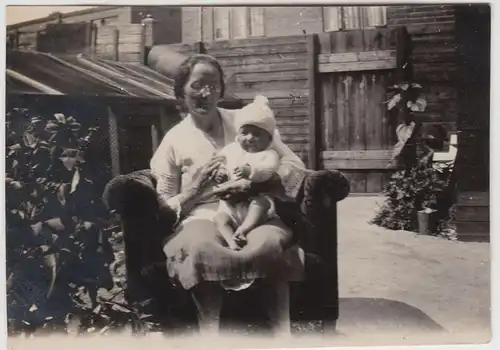 (F20704) Orig. Foto Frau mit Kleinkind auf Schoß 1930