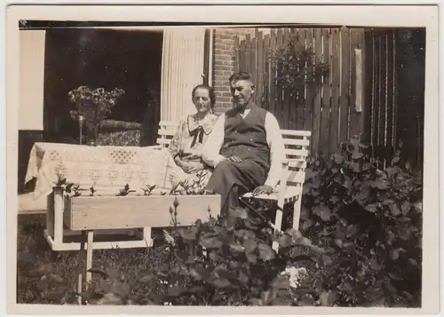 (F20702) Orig. Foto Leiden, Ehepaar sitzt im Garten 1930, Merelstraat 42