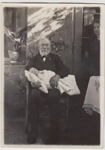 (F20697) Orig. Foto älterer Herr mit Kleinkind Marlies a. Schoß 1929