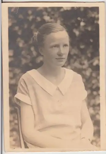 (F20693) Orig. Foto junge Frau sitzt im Freien, Auerbach (Hessen) 1928
