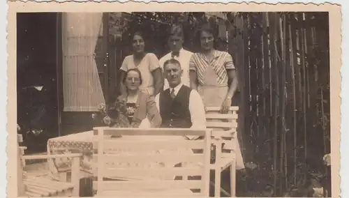 (F20690) Orig. Foto Personen sitzen im Garten 1932