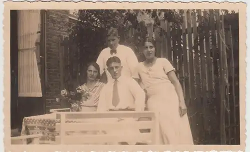 (F20689) Orig. Foto Personen sitzen im Garten 1932