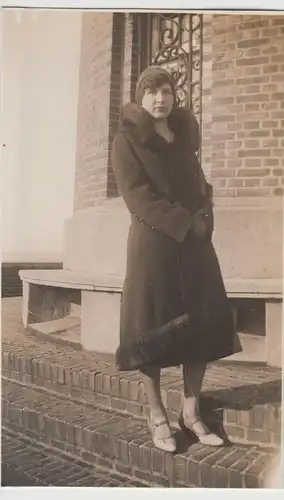 (F20688) Orig. Foto Bremerhaven, junge Frau am Stadttheater 1931