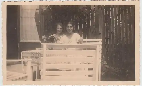 (F20687) Orig. Foto junge Frauen sitzen im Garten 1932