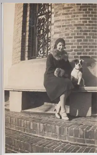 (F20686) Orig. Foto Bremerhaven, junge Frau m. Hund am Stadttheater 1931
