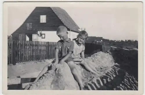 (F20683) Orig. Foto Kinder Karl u. Sigrid sitzen auf Sandhaufen 1936