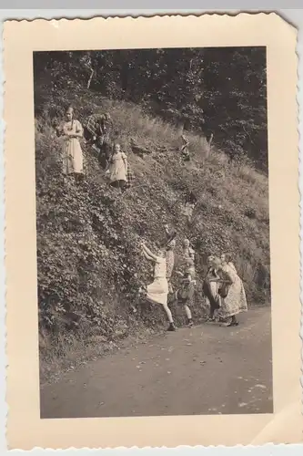 (F20678) Orig. Foto Mädchen klettern auf einen Hang, Schulausflug 1937