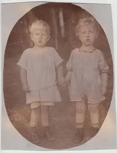 (F20673) Orig. Foto kleine Kinder halten Händchen im Wald 1920er