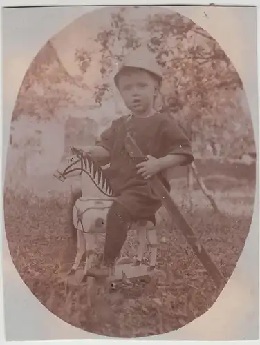 (F20672) Orig. Foto kleiner Junge auf Holzpferd 1920er