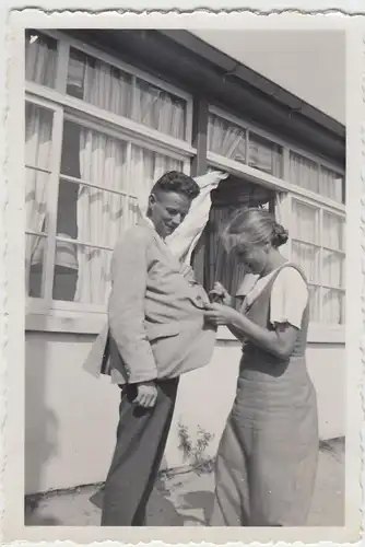(F20669) Orig. Foto Frau näht Knopf an Jacke eines Herrn 1938