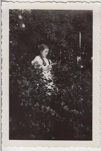 (F20667) Orig. Foto Mädchen mit Zöpfen im Garten 1930er
