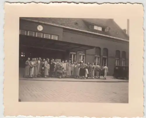 (F20665) Orig. Foto Cuxhaven, Personen vor dem Bahnhof 1936
