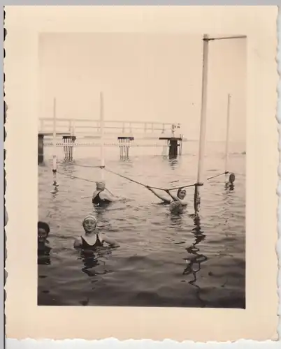 (F20664) Orig. Foto Cuxhaven, Mädchen im Strandbad 1936