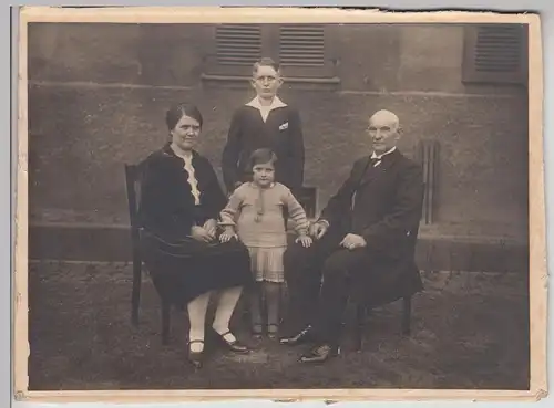 (F20661) Orig. Foto Porträt einer Familie, am Haus 1928