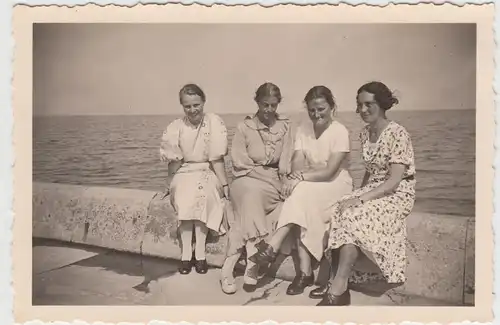 (F20660) Orig. Foto junge Frauen auf Mäuerchen am Meer 1937